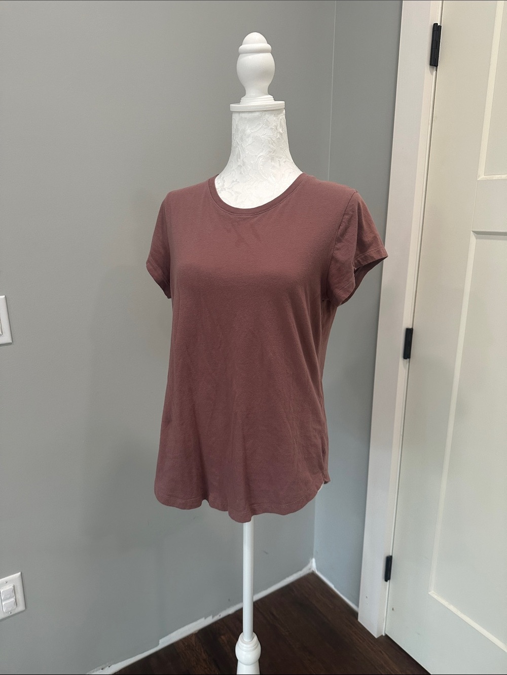 Abercrombie & Fitch Short Sleeve Crewneck Tee in Mauve